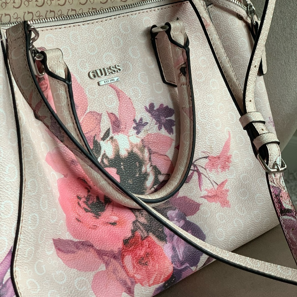Guess purse - Picture 3 of 3